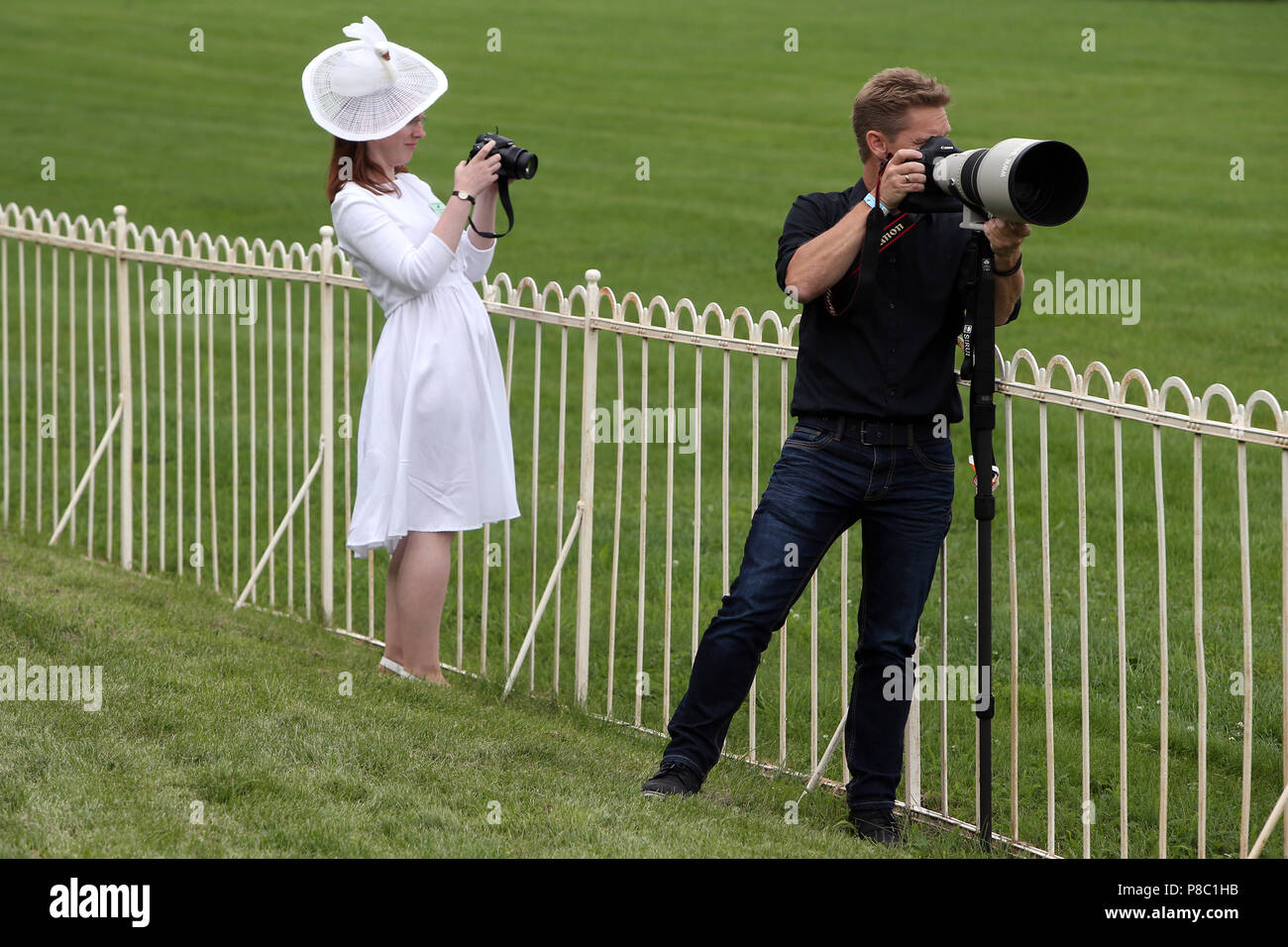 Hoppegarten, elegantemente vestido mujer con sombrero y fotógrafo de prensa tomando fotografías Foto de stock