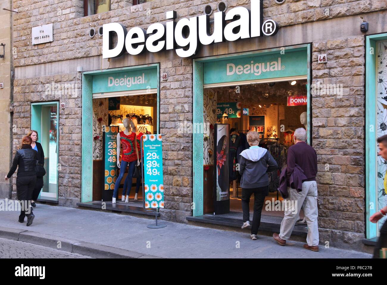 Florencia, Italia - 30 de abril de 2015: Los turistas visitan desigual  tienda de moda en Florencia. Hay 200 tiendas de la marca desigual. Desigual  ropa están disponi Fotografía de stock - Alamy