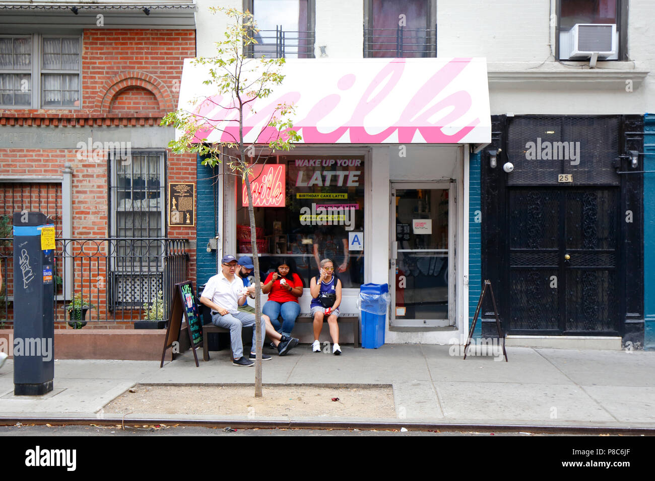 Milk Bar East Village, 251 E 13th St, New York, NY. exterior del escaparate de una panadería en el barrio de East Village de Manhattan. Foto de stock