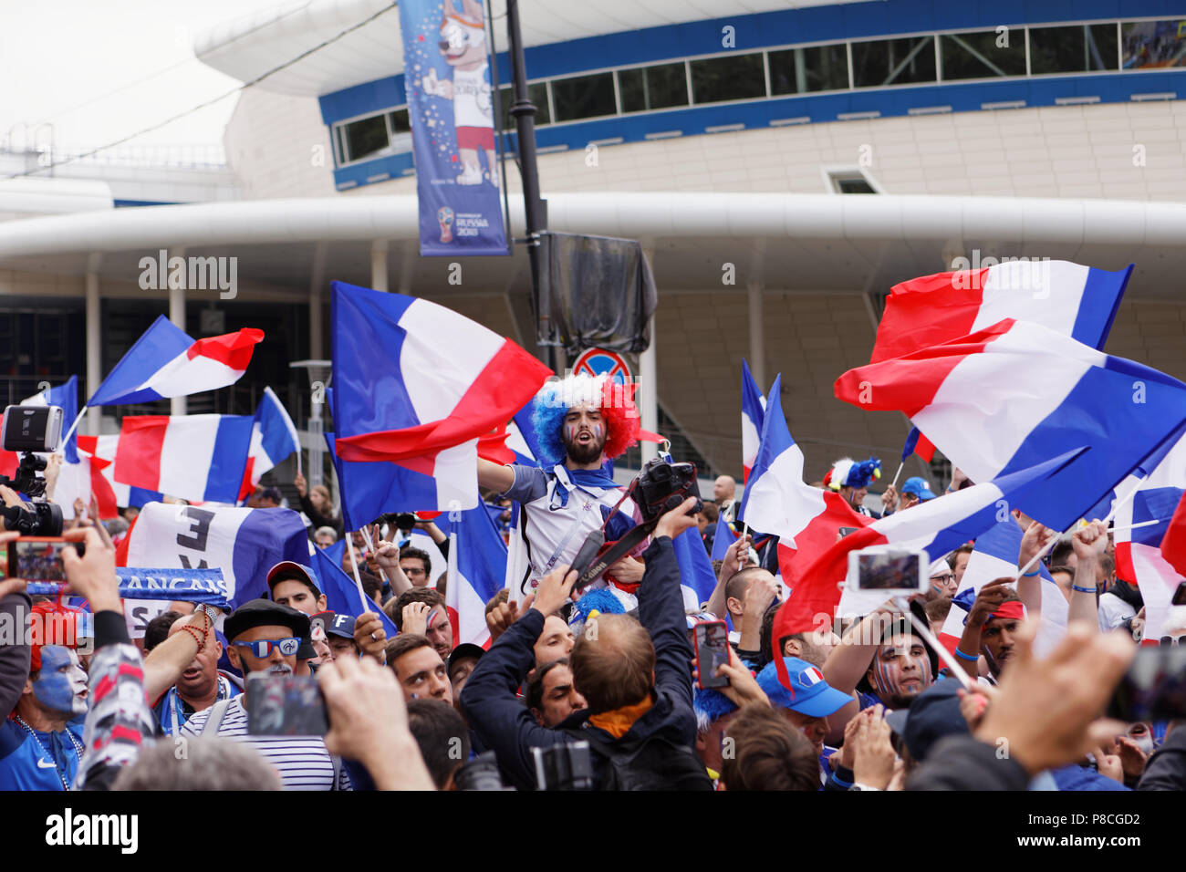 San Petersburgo, Rusia, el 10 de julio, 2018. Los aficionados al fútbol francés cantando antes del partido de semifinal de la Copa Mundial de la FIFA Francia 2018 Rusia vs Bélgica. Francia ganó 1-0 Foto de stock