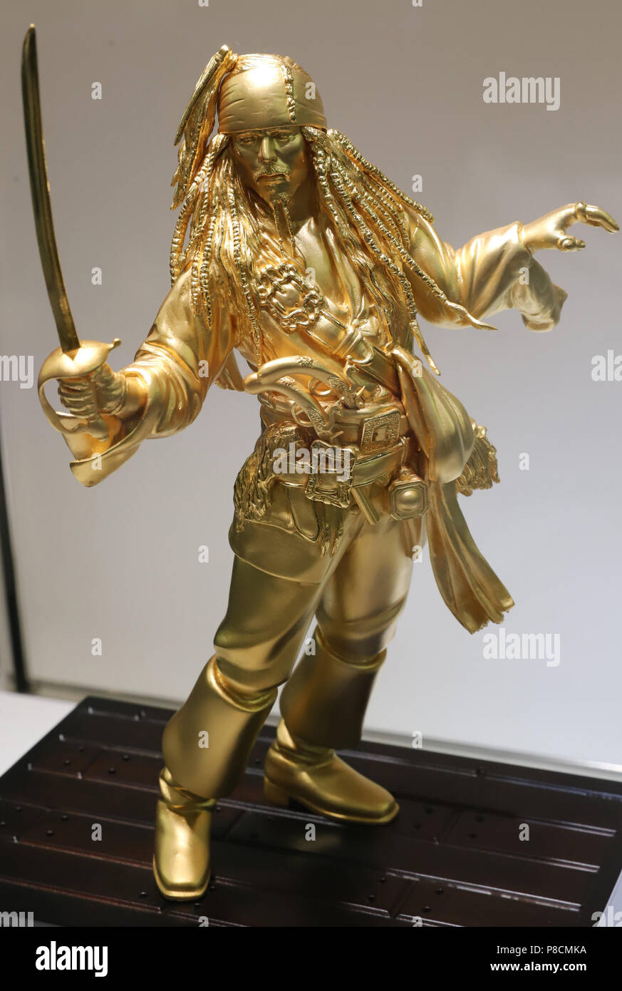 Tokio, Japón. El 10 de julio, 2018. Hecha de oro puro Jack Sparrow figura  pesa 1,87 kg y tiene un precio de 51,8 millones de yenes se muestra en una  vista previa
