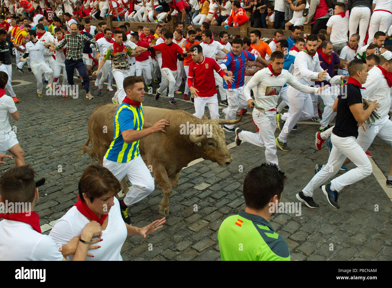 Los participantes corre delante de Núñez del Cuvillo los toros de lidia en  el quinto día del festival de encierro de San Fermín en Pamplona, España el  11 de julio de 2018.