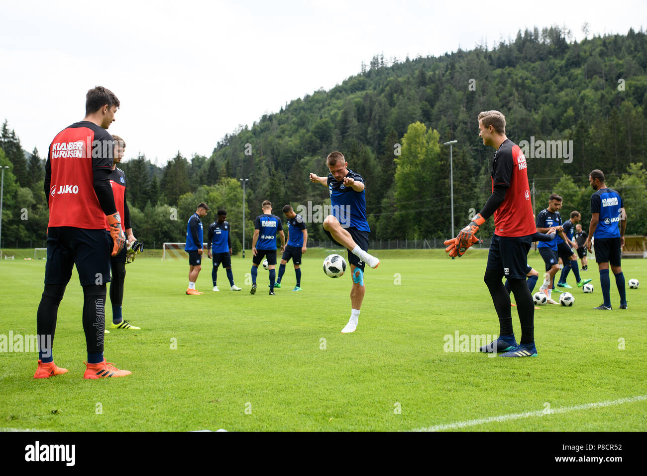 Marvin Pourie (KSC) malabares la bola. GES / Fussball / 3. Liga: Karlsruher SC - Training Camp Waidring, Tirol, Austria la temporada 2018/19, - 10.07.2018 | mundial de uso Foto de stock