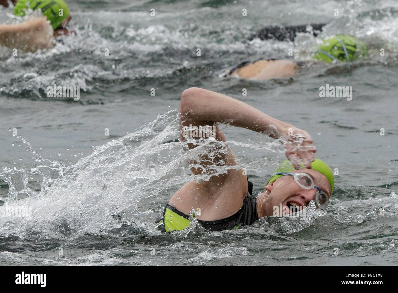 Los nadadores durante el 2018 haya Endurance Festival de Triatlón Olímpico Foto de stock