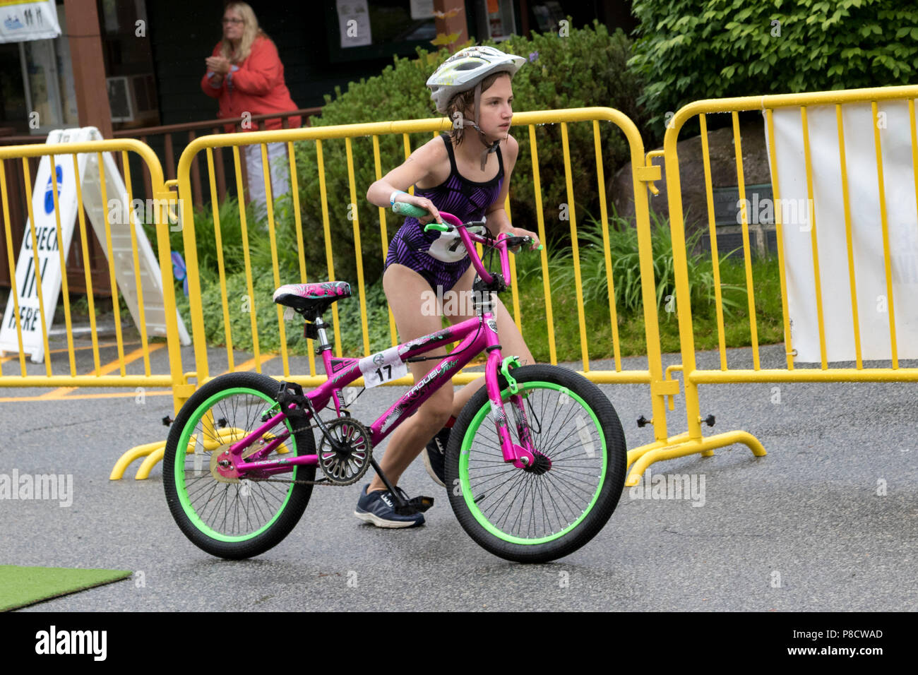 Samantha Scheungrab durante el segmento de bicicleta 10-11 grupo del 2018 haya resistencia Festiva Kid's triatlón Foto de stock