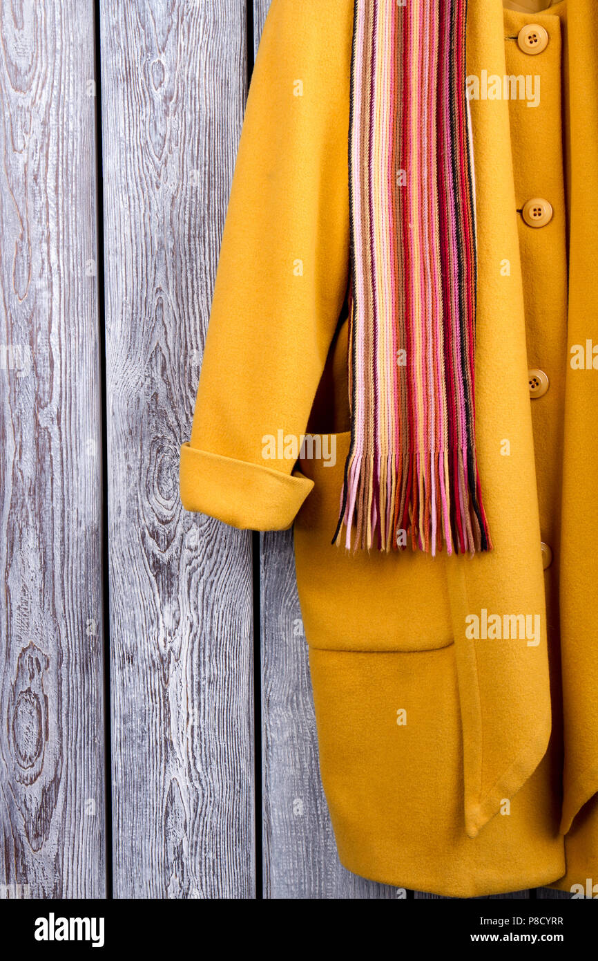 Cerrar hasta cubrir el casquillo amarillo y bufanda Fotografía de stock -  Alamy