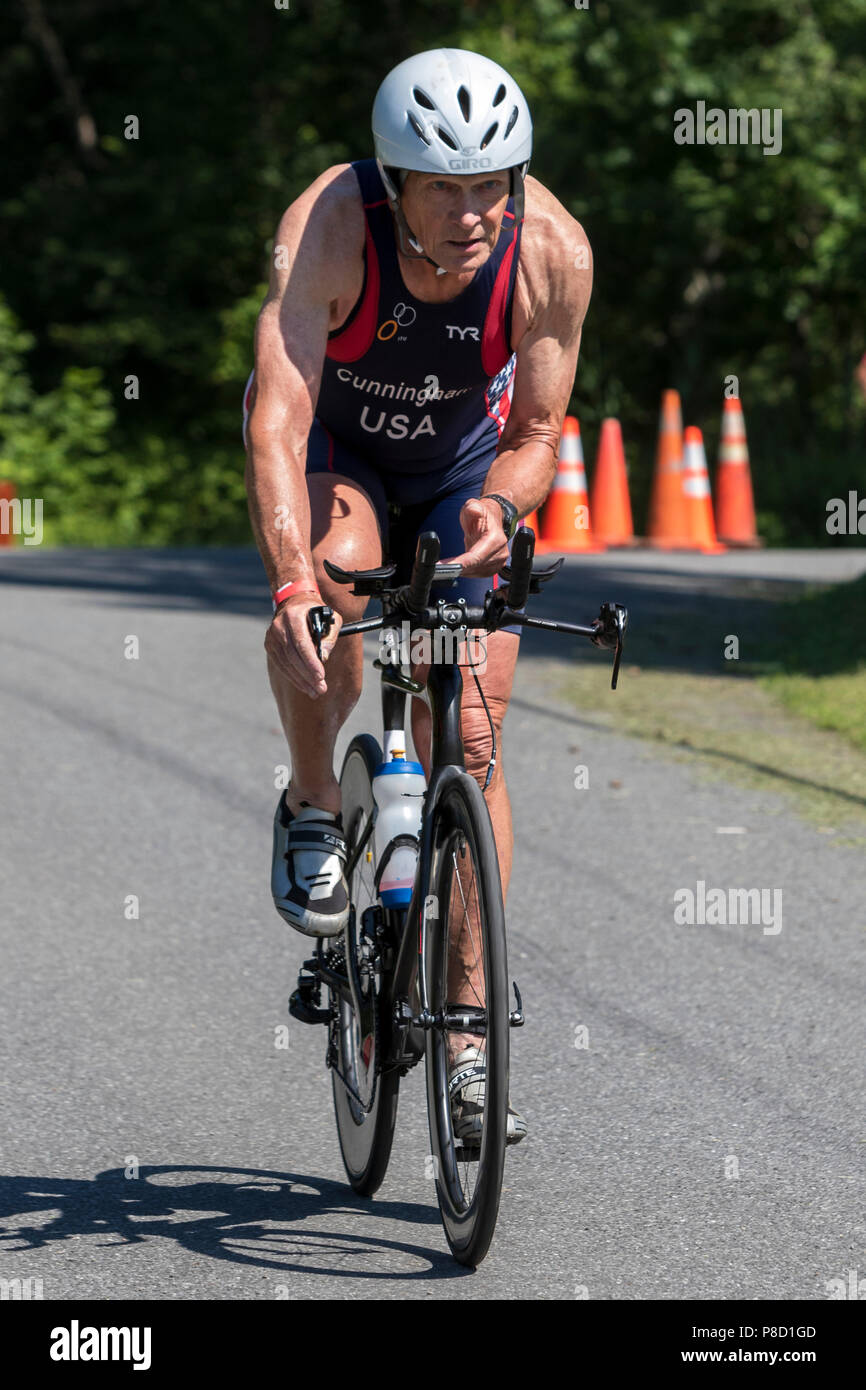 Jim Cunningham competiting en el segmento de bicicleta en el 2018 Stissing triatlón Foto de stock