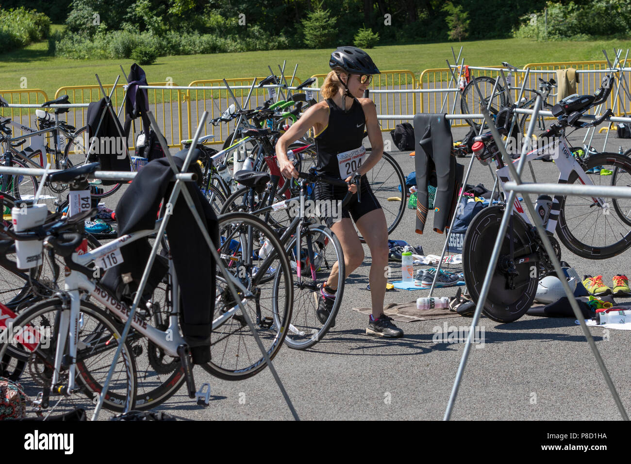 Mariola Moeyaert competiting en el segmento de bicicleta en el 2018 Stissing triatlón Foto de stock