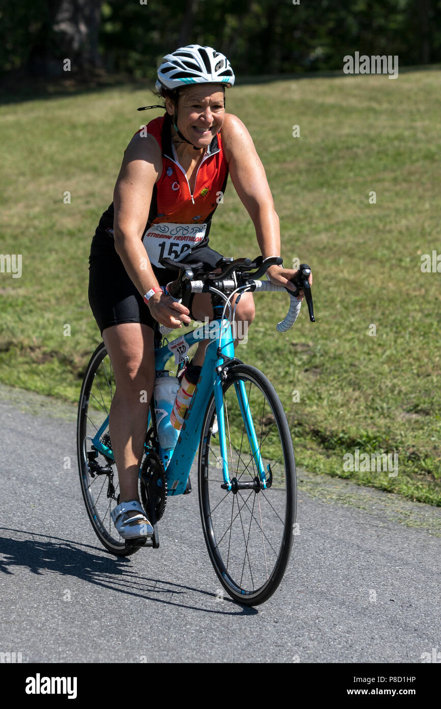 Jennifer Warren competiting en el segmento de bicicleta en el 2018 Stissing triatlón Foto de stock