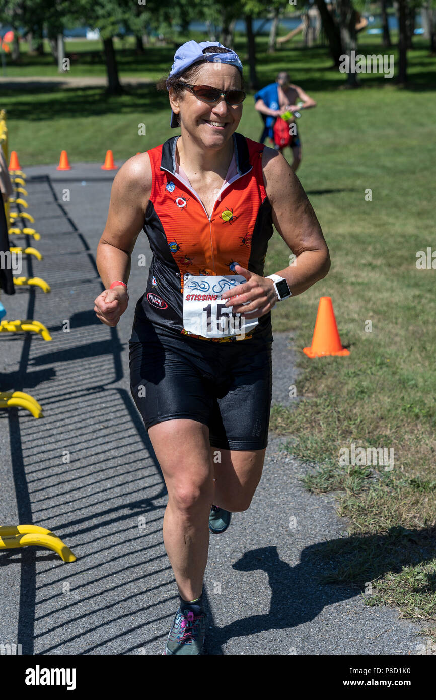 Jennifer Warren competiting en el segmento de ejecutar en el 2018 Stissing triatlón Foto de stock