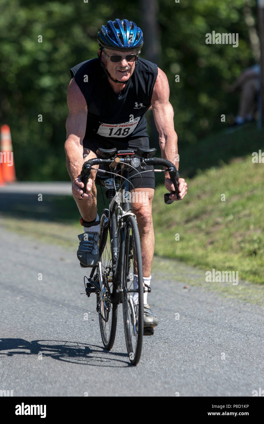Macho competidor en el segmento de bicicleta en el 2018 Stissing triatlón Foto de stock