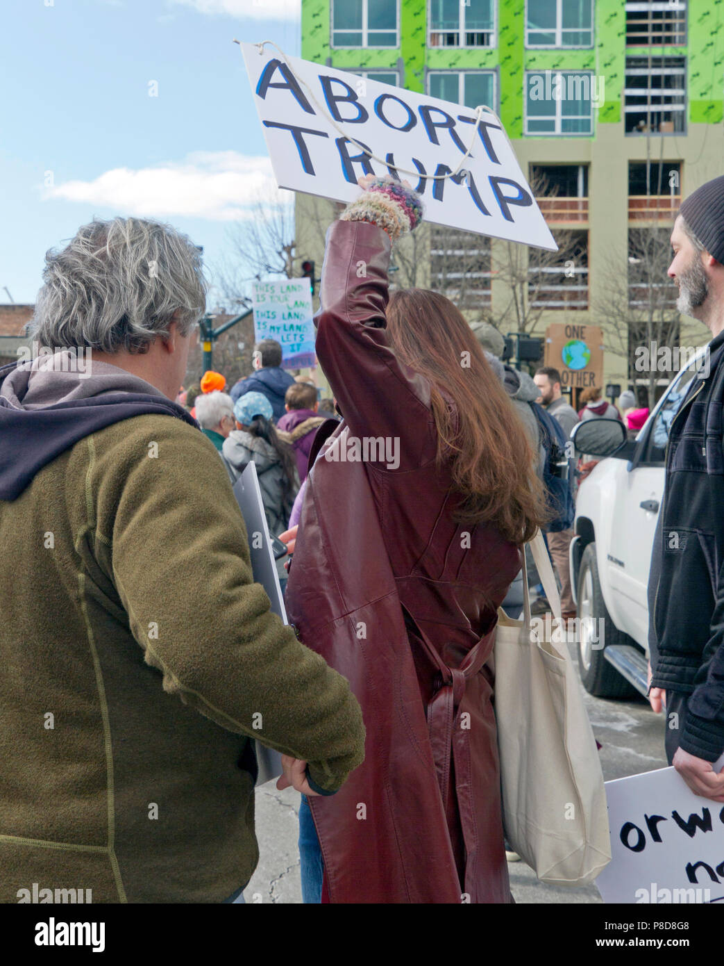 En Asheville, Carolina del Norte, EE.UU. - 20 de enero de 2018: los manifestantes en el American 2018 Marzo la mujer mantenga signos, incluido uno celebrado por una joven th Foto de stock