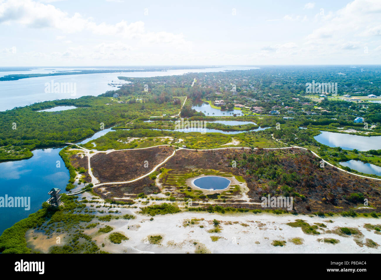 Robinson preservar Bradenton, un 487-acre mosaico de marismas, manglares, playas y torre de observación junto con muchos senderos para caminatas y ciclismo Foto de stock