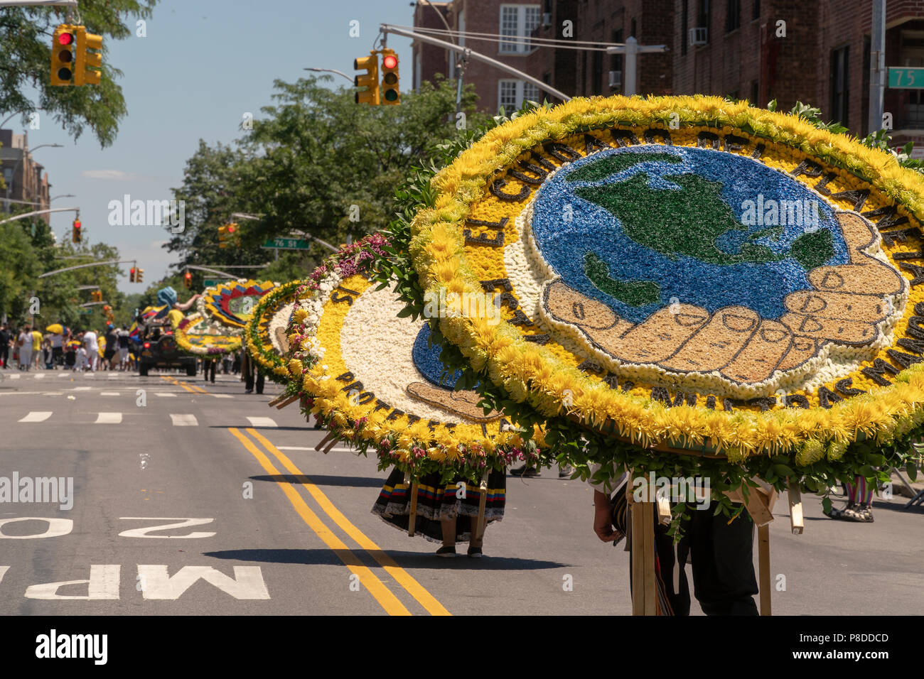 Los participantes en novena edición anual Flower Parade (Desfile de las Flores), en el de Jackson Heights de Queens, en Nueva el domingo, 8 de julio de 2018. El