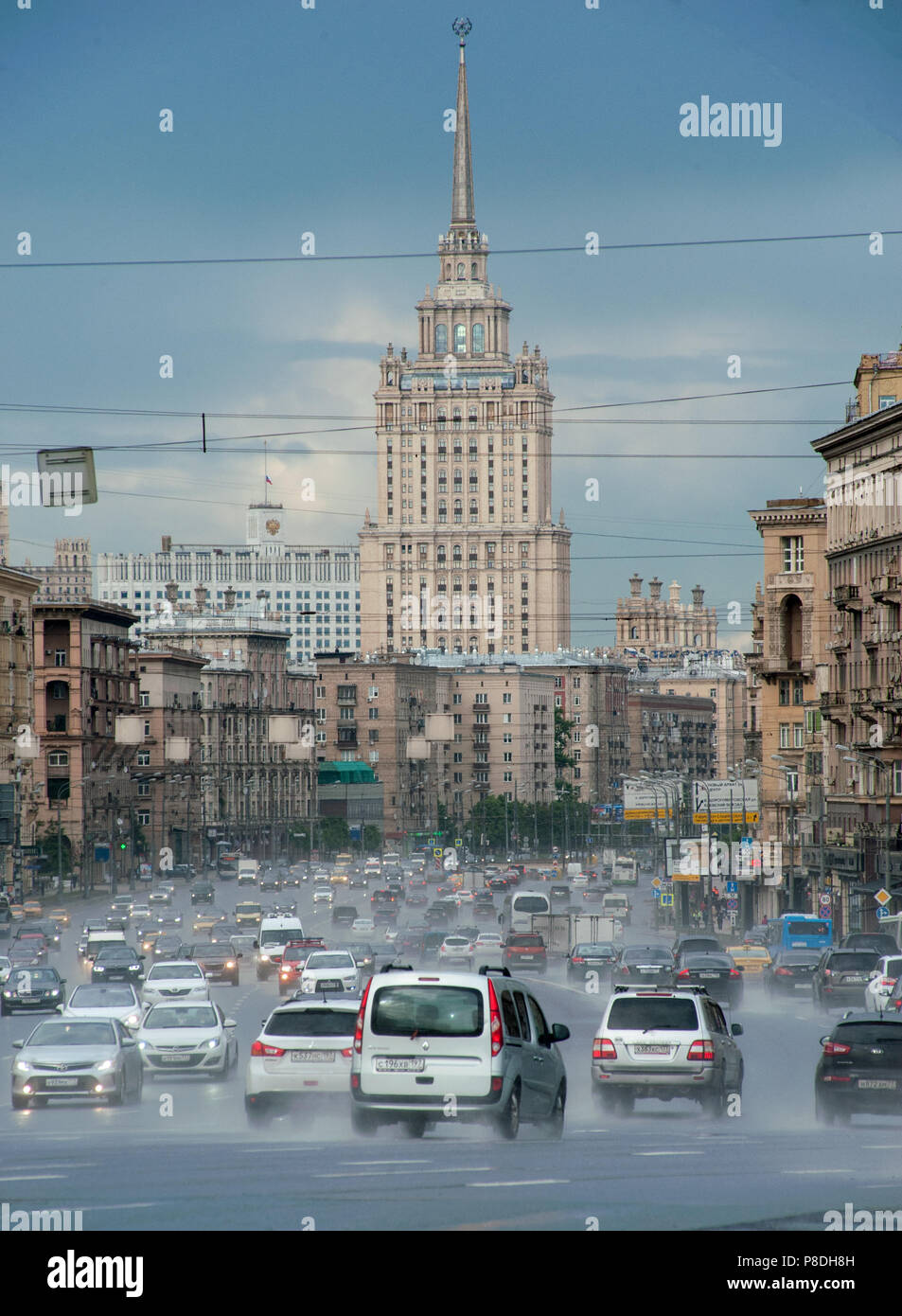 Moscú, Rusia - Junio 22, 2017 el tráfico de automóviles en la Avenida Kutuzov en Moscú. Foto de stock