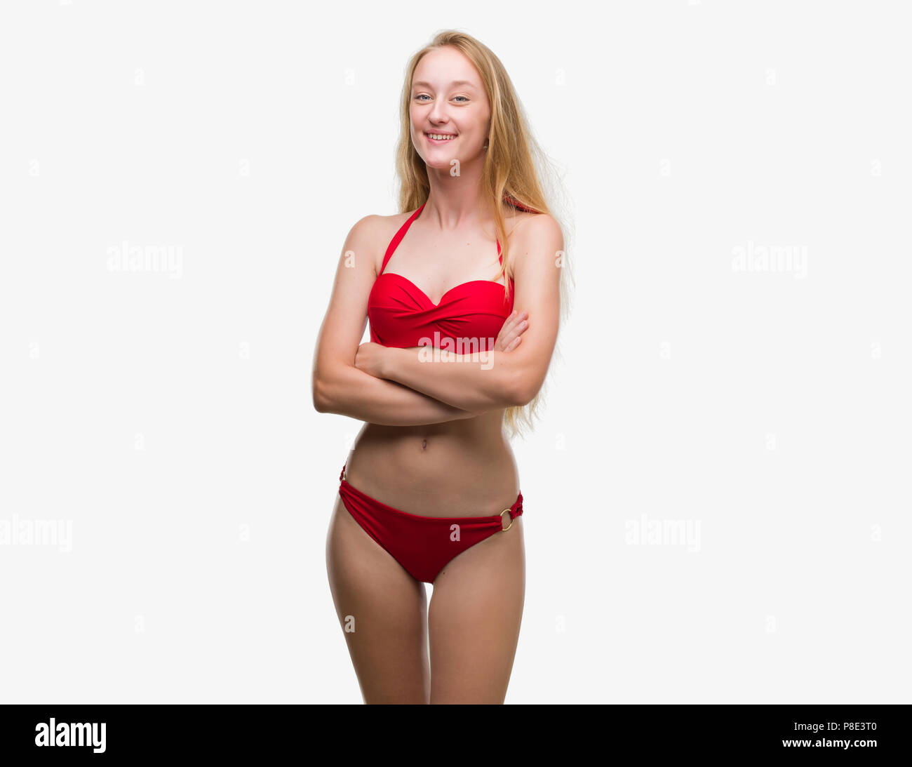 Adolescente rubia mujer vistiendo bikini rojo cara feliz sonriendo con los  brazos cruzados mirando a la cámara. Persona positiva Fotografía de stock -  Alamy
