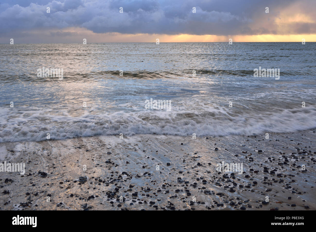 Luz del atardecer en la playa, en la isla de Helgoland Duna, Schleswig-Holstein, Alemania Foto de stock