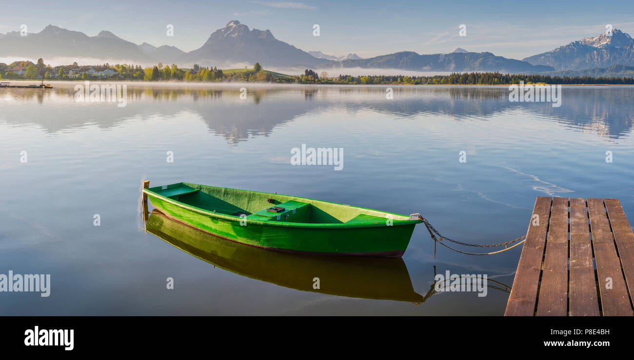 Botes verdes, lago Hopfensee, Hopfen am See, cerca de Füssen, Ostallgäu, Allgäu, Baviera, Alemania Foto de stock