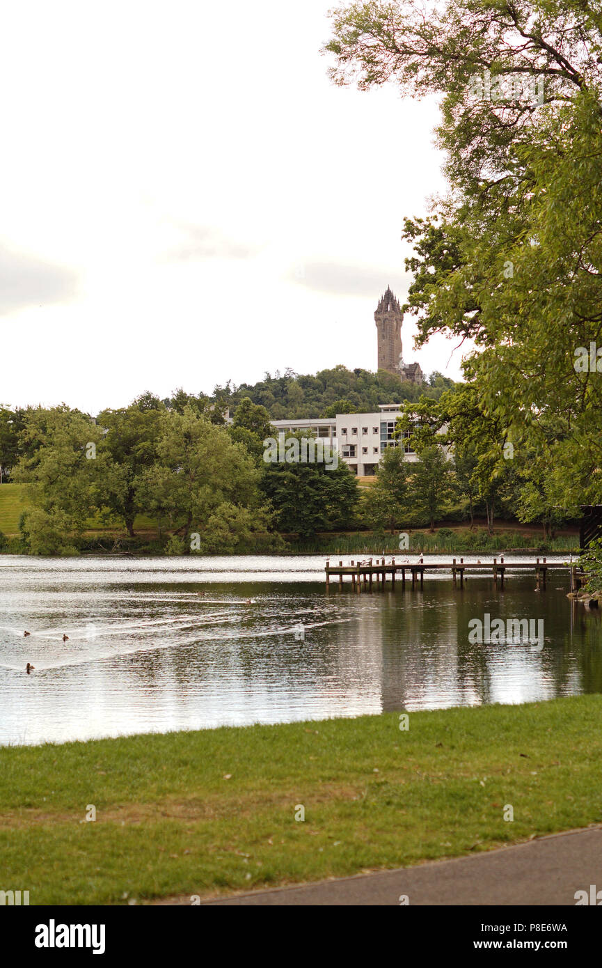 Vista del monumento Wallace desde Stirling Campus Universitario en un buen día Foto de stock