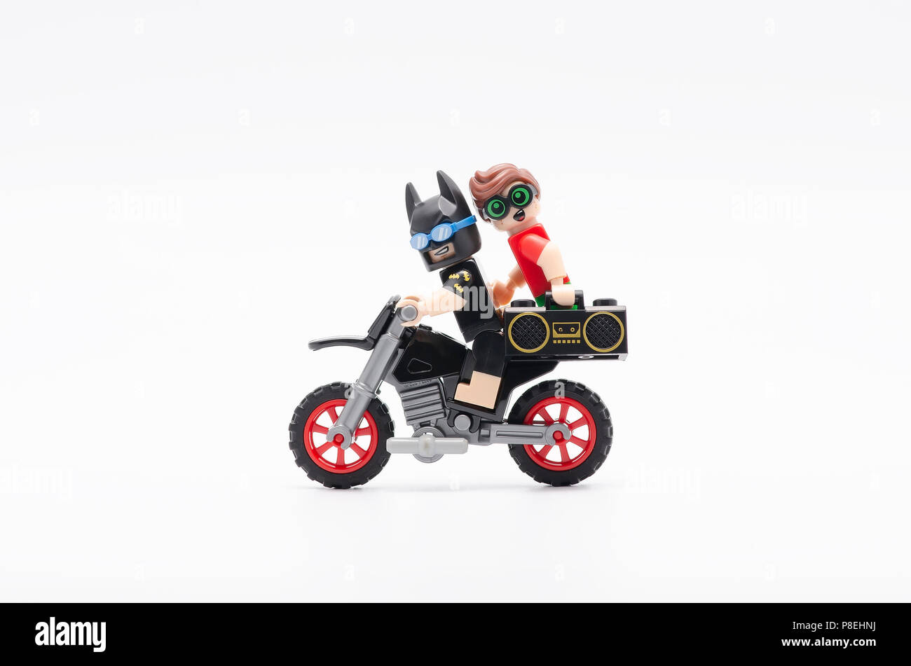 Batman moto de equitación con Robin la celebración de radio. Lego  minifigures son fabricados por el Grupo Lego Fotografía de stock - Alamy