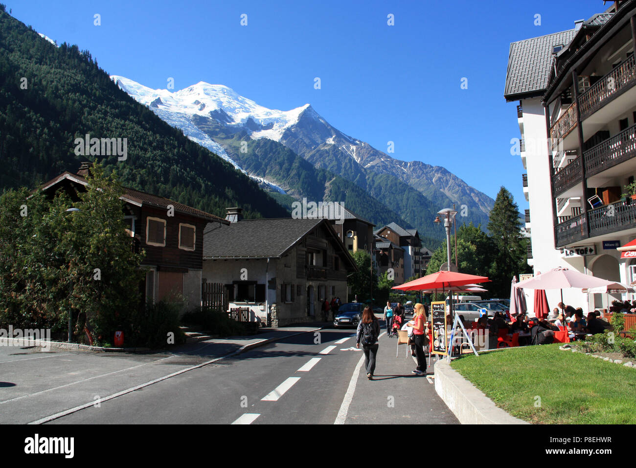 El Mont Blanc, que se eleva majestuosamente sobre el precioso pueblo de  Chamonix, Haute Savoie, Francia Fotografía de stock - Alamy