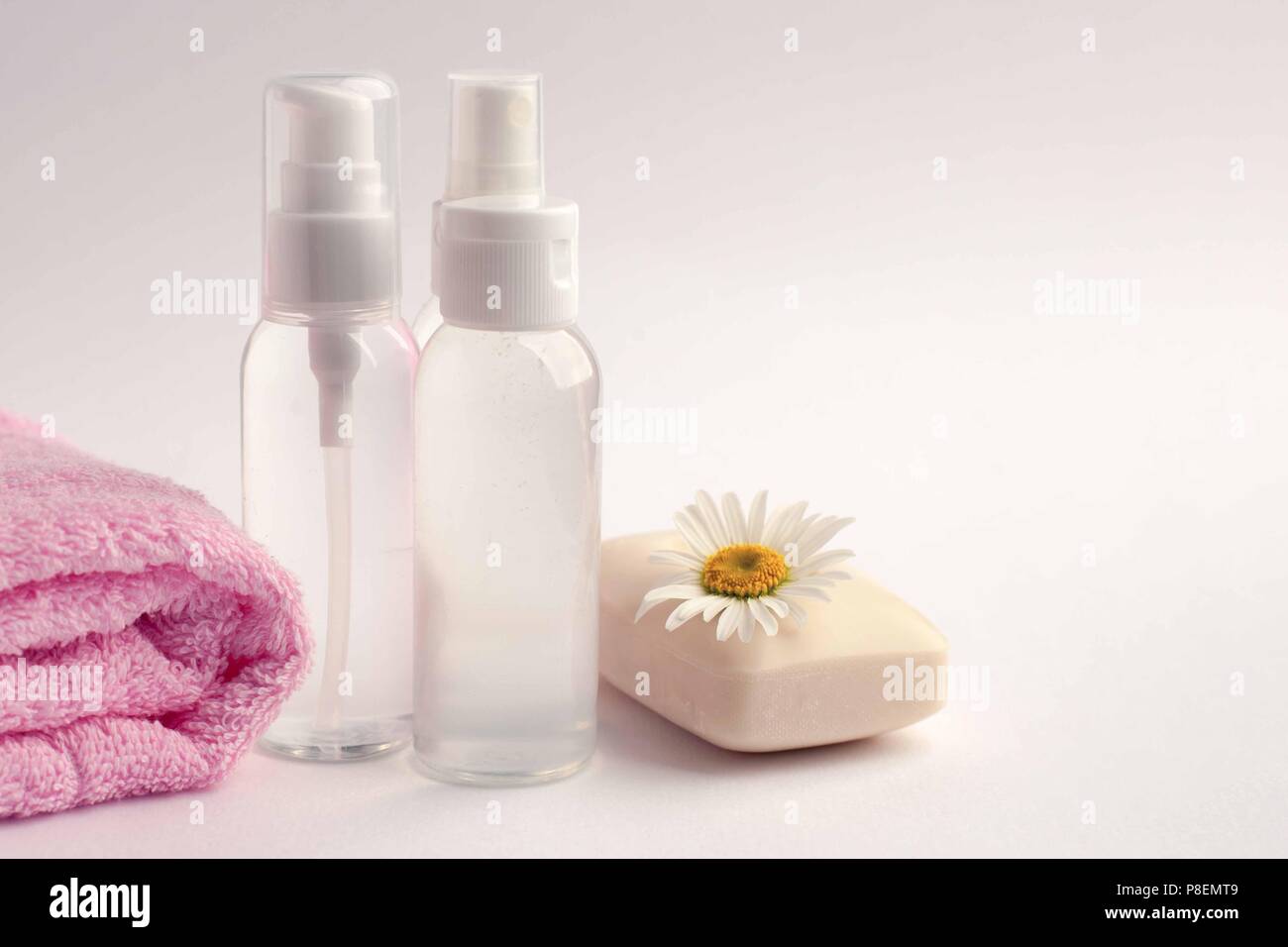 Botella de cosméticos camomole contenedores con flores, paquete de etiquetas en blanco para el branding mock-up, el concepto de productos orgánicos de belleza natural Foto de stock