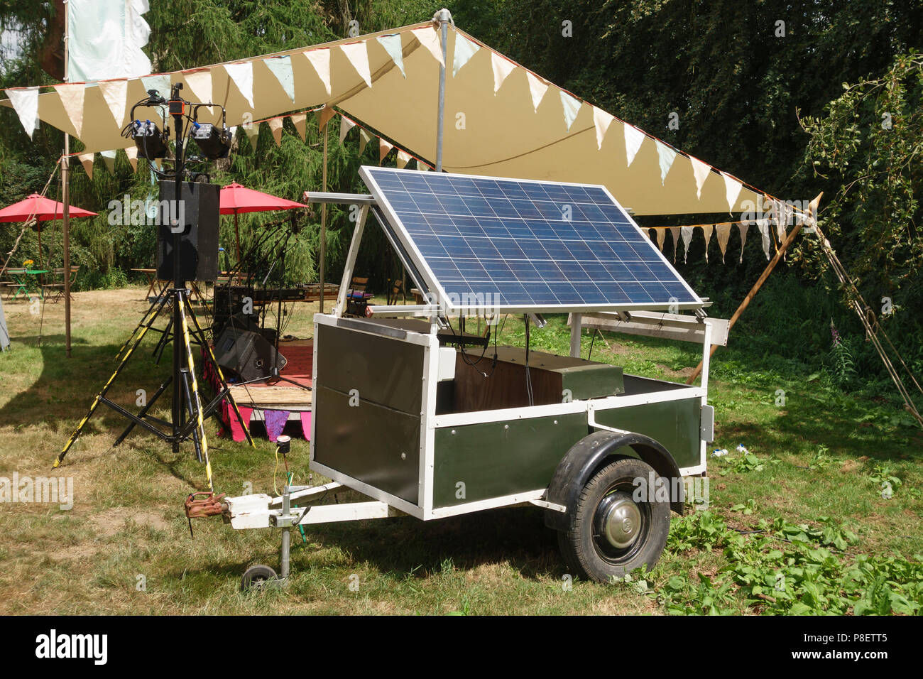 En el Reino Unido. Un Generador solar portátil proporciona alimentación  gratuita en un festival de música al aire libre en verano Fotografía de  stock - Alamy