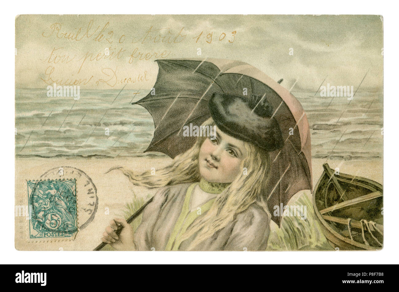Histórico francés postal: hermosa joven con largo pelo rubio en una boina  bajo un paraguas en la lluvia en la costa del mar, ángel sello Fotografía  de stock - Alamy