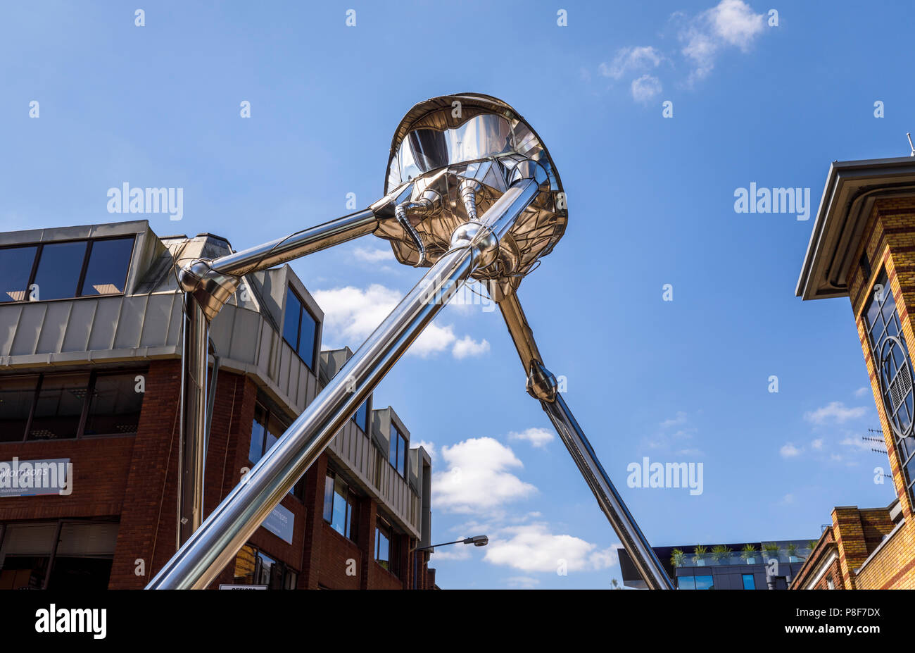 Escultura metálica en el Crown Plaza de un trípode Marciano invasor de H G  Wells' novela clásica la Guerra de los Mundos, que está establecida en  Woking, Surrey, Reino Unido Fotografía de