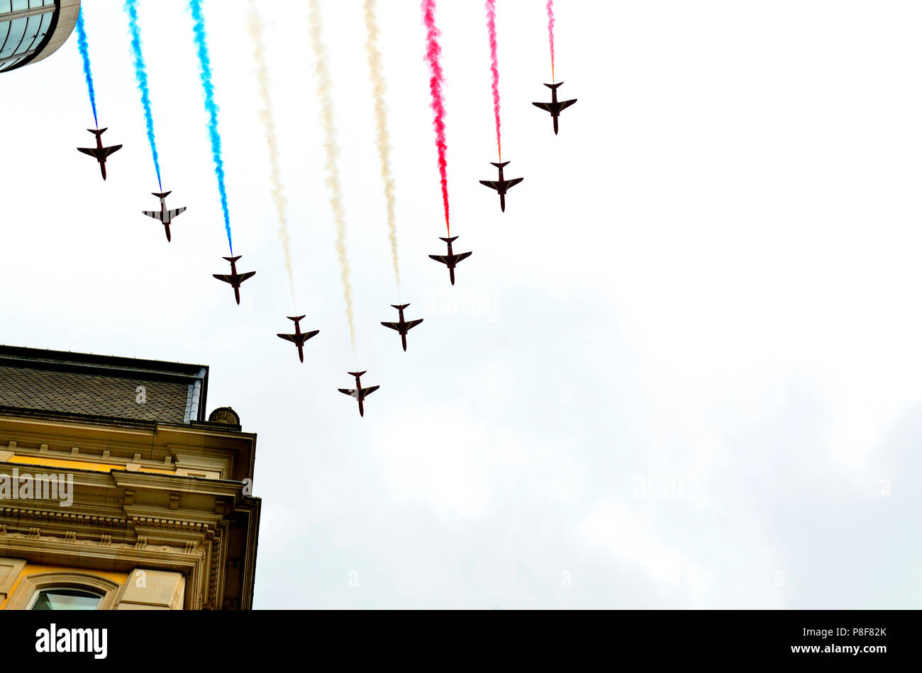 RAF 100 flypast, 10 de julio de 2018. Alrededor de 100 aviones de todas las épocas sobrevolar Londres y abajo el mall al Palacio de Buckingham para celebrar los 100 años de th Foto de stock