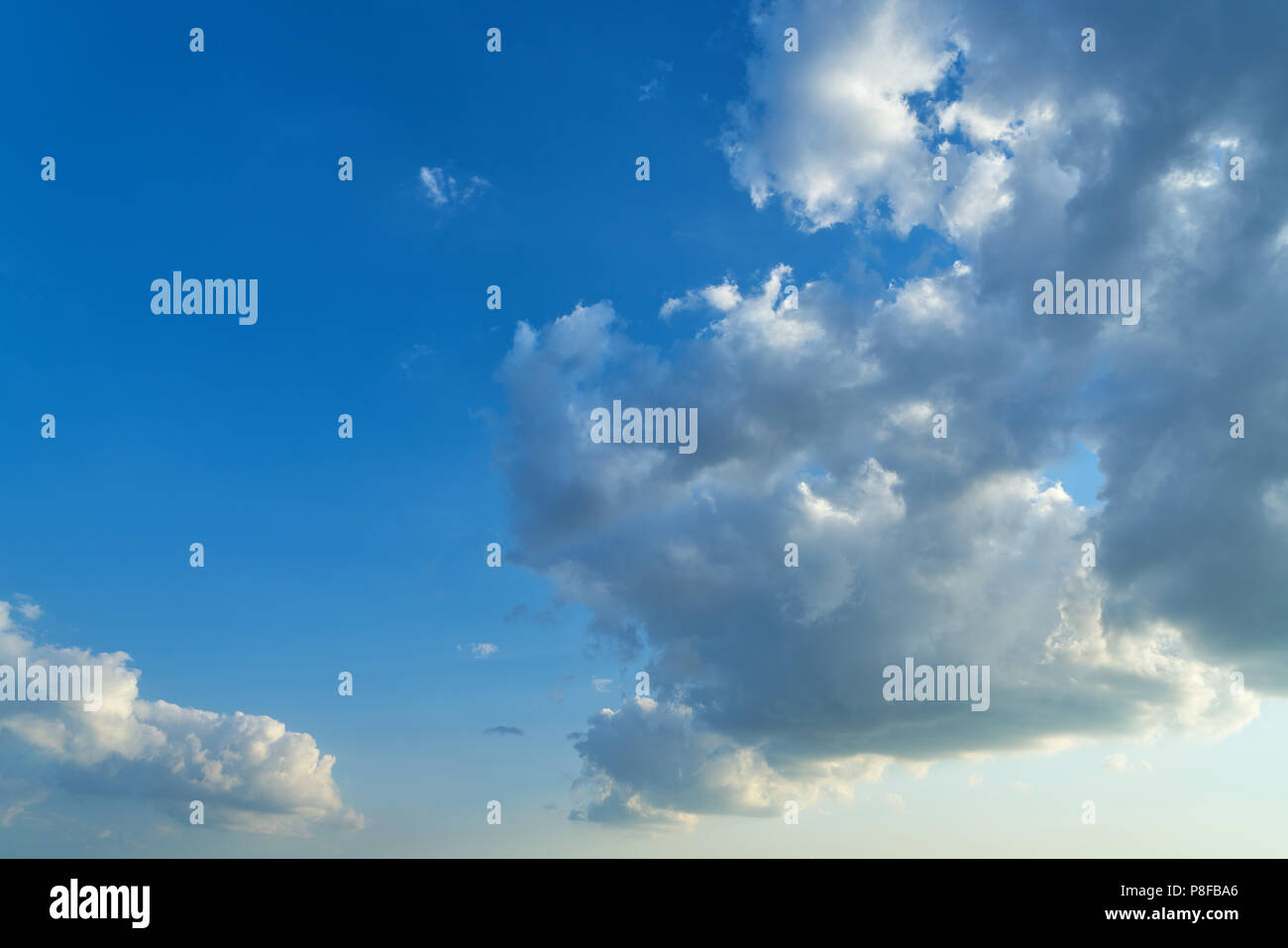 Idylllic cielo azul con nubes blancas grandes Foto de stock