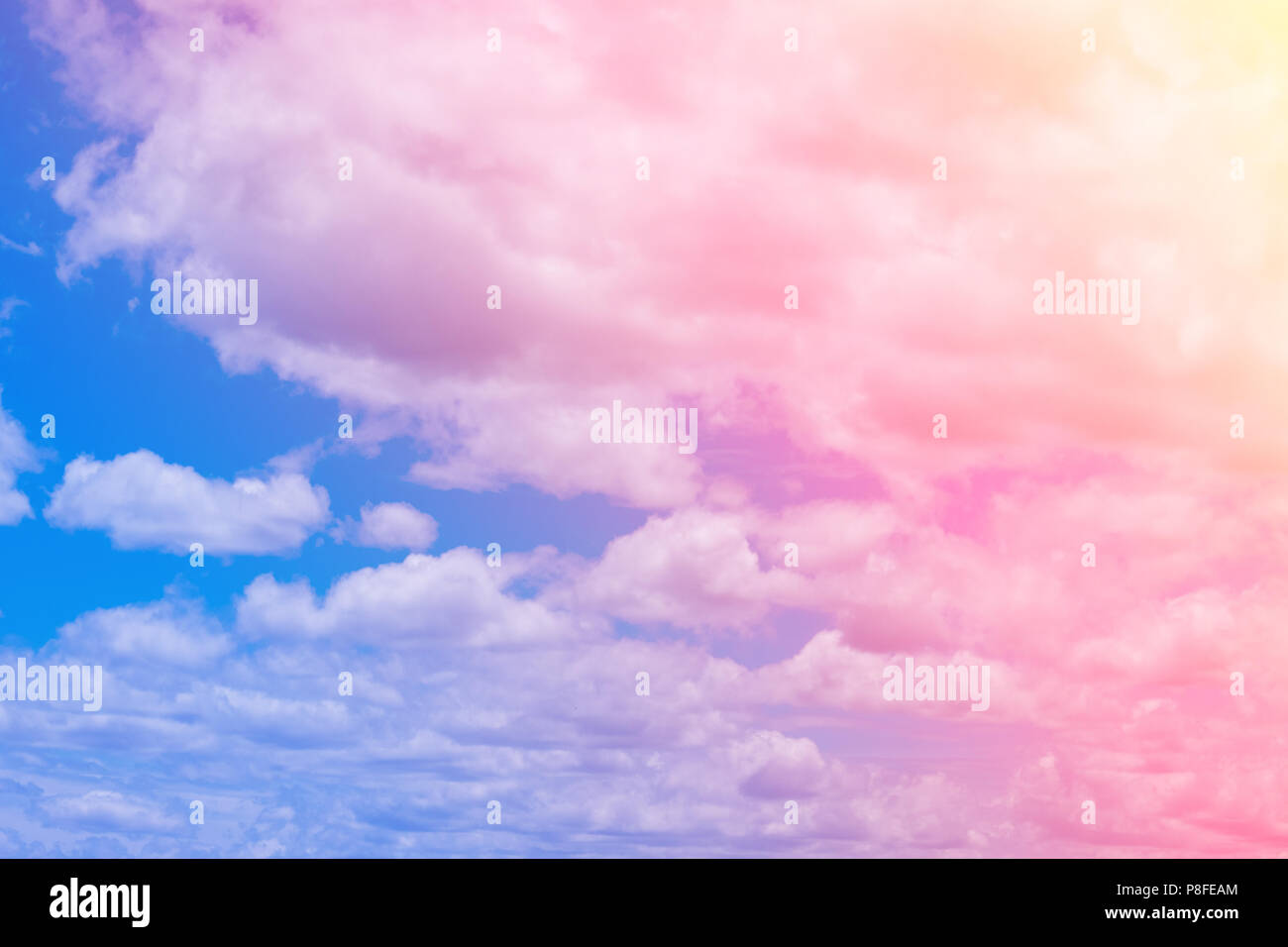 Dulce nube de color pastel y con luz del sol, el cielo nublado, con suaves  colores pastel degradado de fondo. Concepto de verano Fotografía de stock -  Alamy