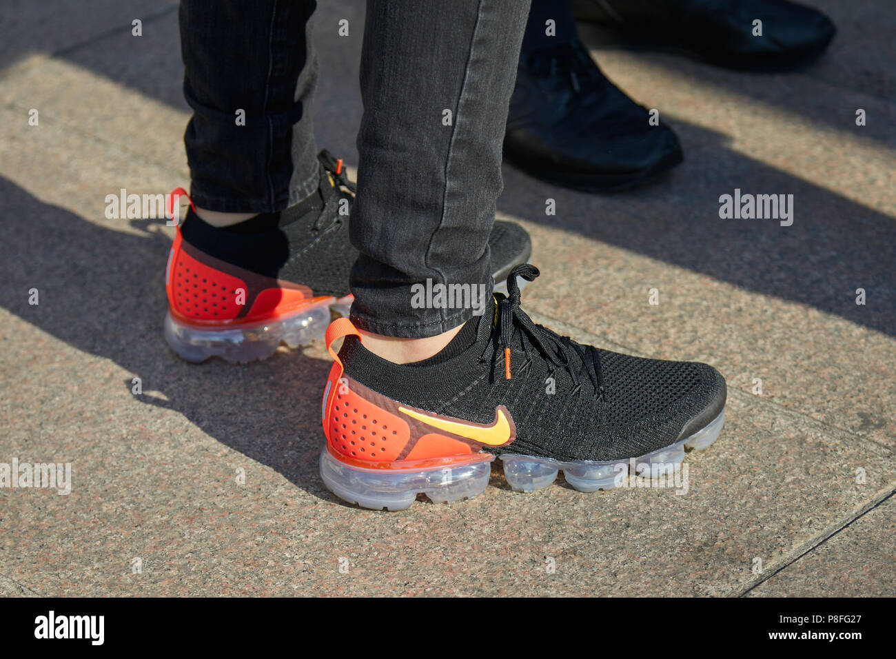 Milán - Junio 15: El Hombre de negro naranja zapatillas antes de Alberta Ferretti, moda,