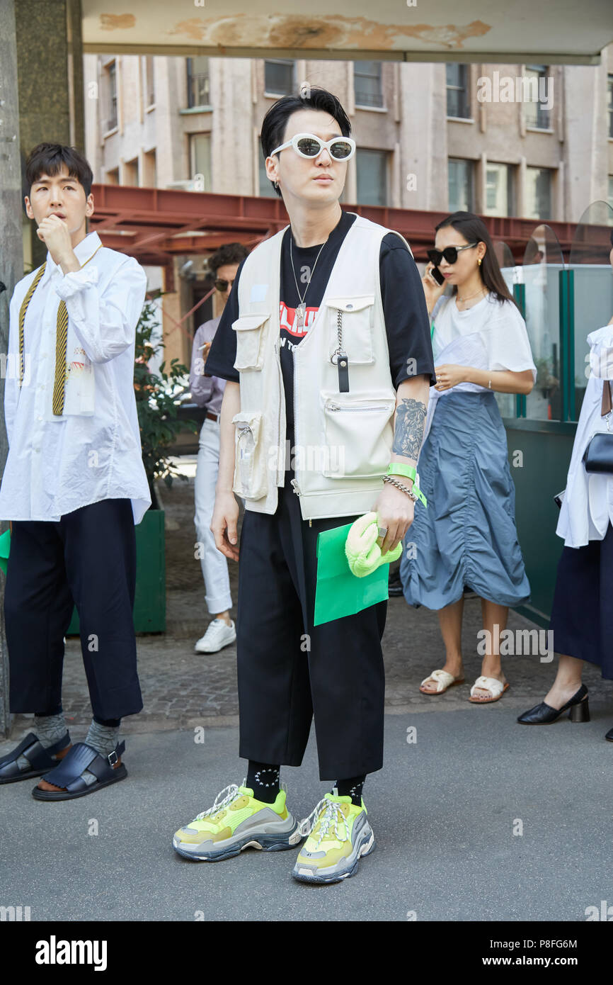 Milán - 16 DE JUNIO: invitado con amarillo verde Balenciaga zapatos,  Chaqueta beige y blanco gafas de sol antes de Marni Fashion Show, la Semana  de la moda de Milán street styl