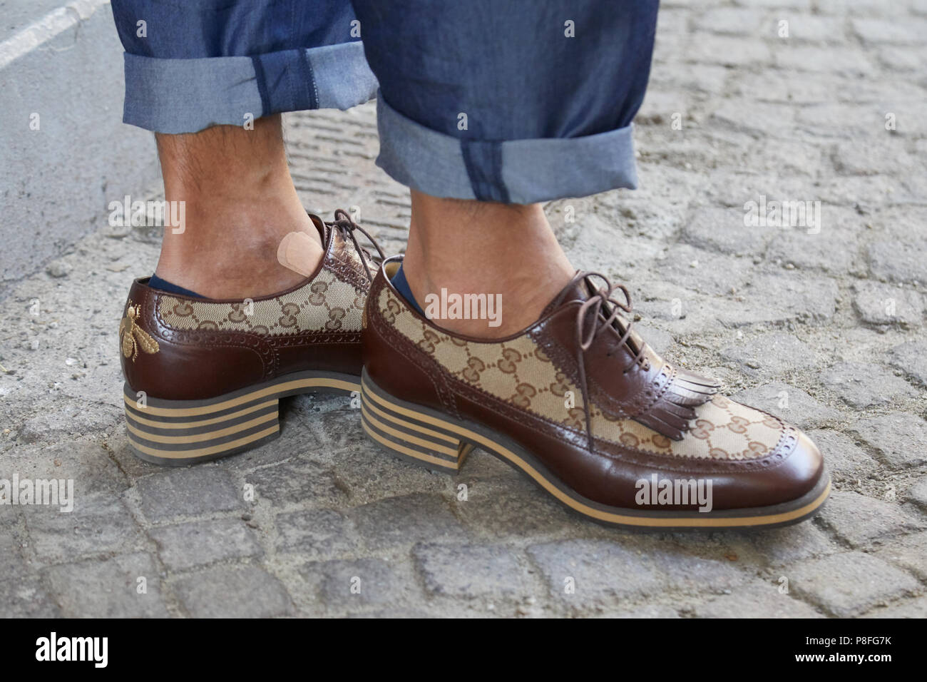 Leonardoda De Verdad Usual Milán - 16 de junio: el hombre con Gucci Zapatos de cuero marrón y blue  jeans antes de Marni moda, Street Style de la Semana de la moda de Milán el  16