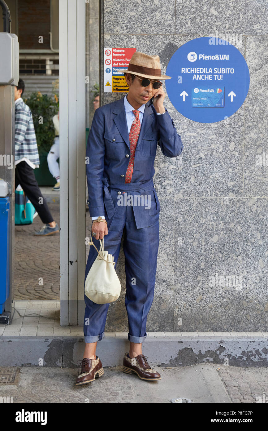 Milán - 16 de junio: el hombre con Gucci Zapatos, azul y beige hat antes de Marni moda, Street Style de la Semana de moda de Milán el 16