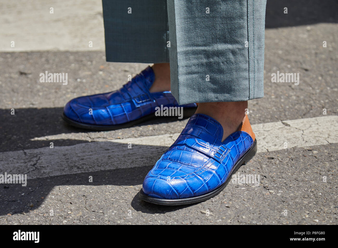 Milán - 16 de junio: el hombre con zapatos de cuero de azul antes de Marni moda, Style de la Semana de la moda de Milán 16 de