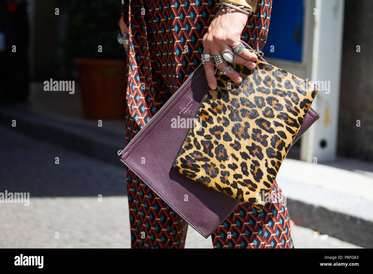 Milán - 16 de junio: el hombre con Hugo Boss burdeos bolso, anillos y  diseño geométrico pantalones antes de Marni Fashion Show, la Semana de la  moda de Milán street style Ju