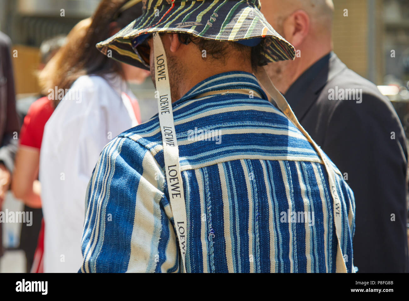 Milán - 16 de junio: el hombre con Loewe tejer sombrero y camisa a rayas  azules y blancas antes de Marni moda, Street Style de la Semana de la moda  de Milán