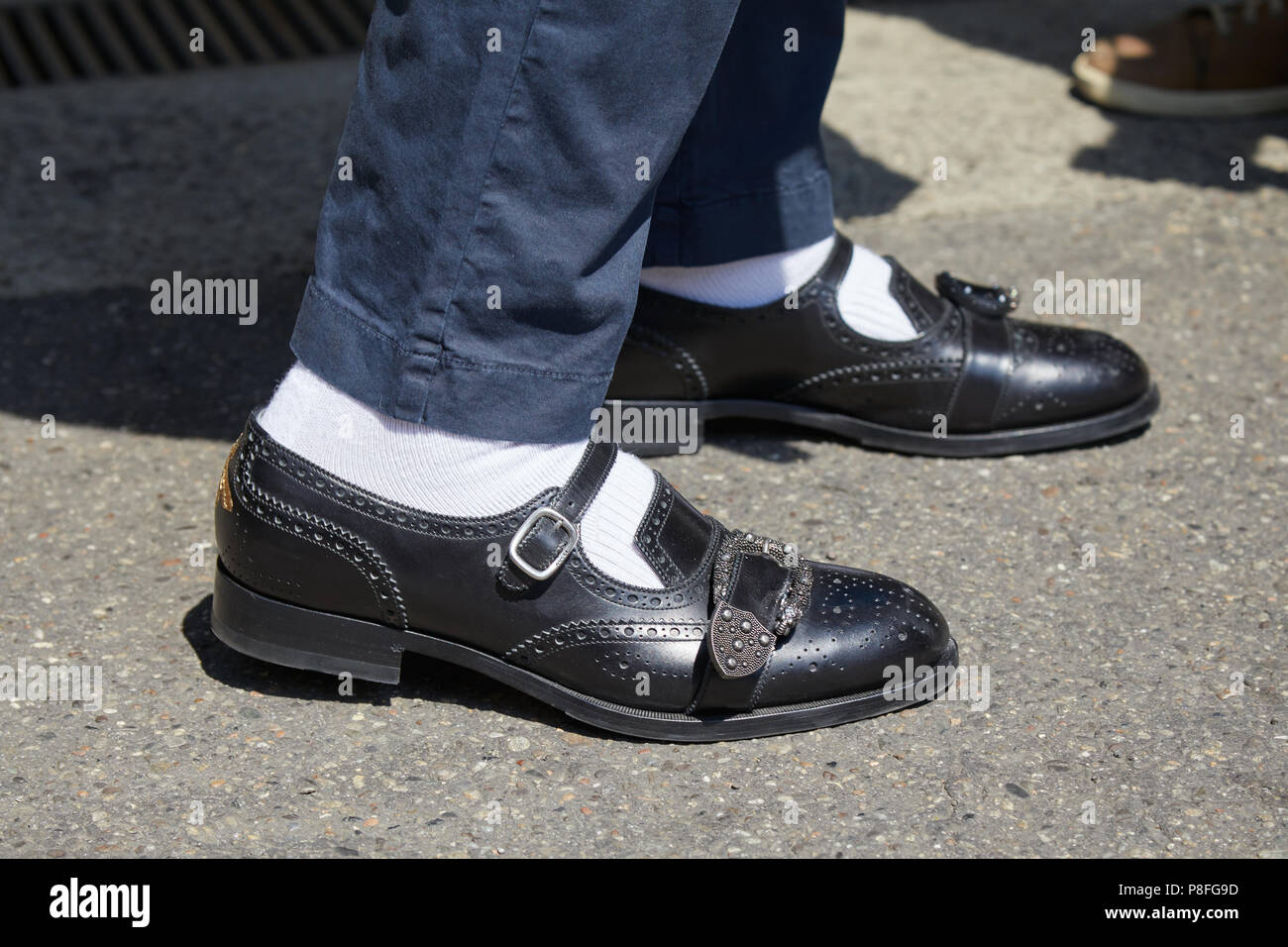 Milán - 16 de junio: el hombre con cuero negro Gucci zapatos y calcetines blancos antes de Marni moda, Street Style de la Semana la moda de Milán el 16 de