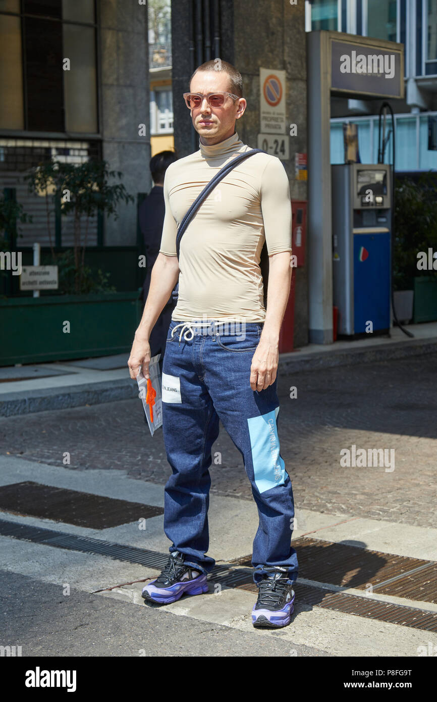 Milán 16 de junio: hombre con Calvin Klein Jeans, camiseta de cuello tortuga beige antes de Marni moda, Street Style de la Semana la moda de Milán el 16