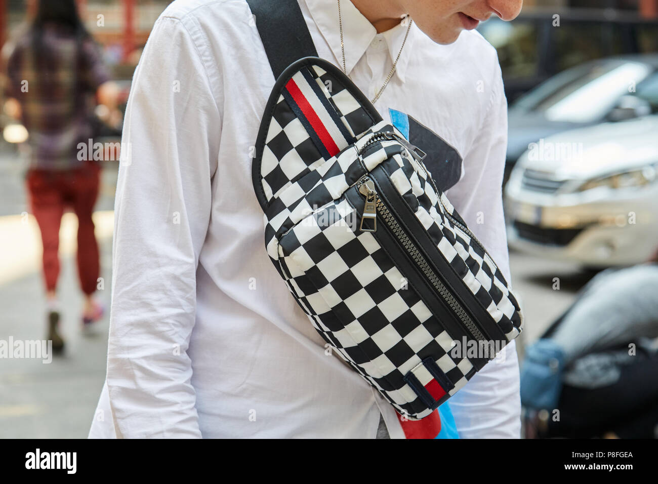 Milán - 16 de junio: El Hombre de blanco y negro a cuadros Tommy Hilfiger bolsa antes Marni moda, Street Style de la de la moda de el 16 de
