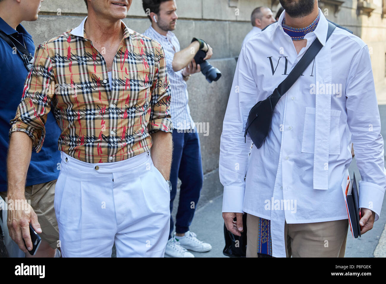Milán - 16 de junio: Los hombres con Camisa Burberry y Valentino camisa  blanca caminando antes les