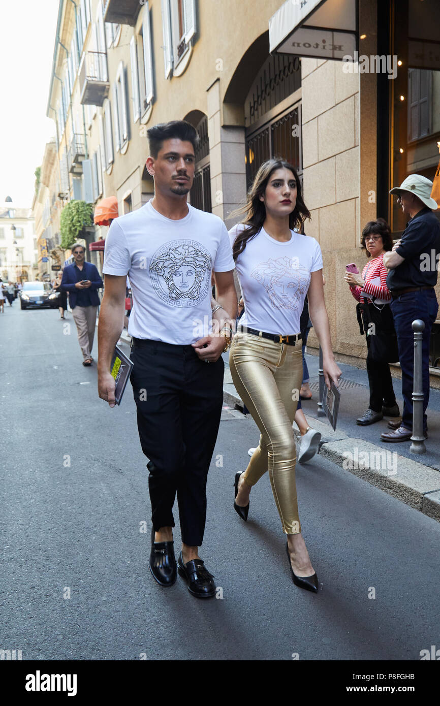 Ineficiente Extinto cuatro veces Milán - 16 de junio: el hombre y la mujer con camisa blanca de Versace  antes de Versace Fashion Show, la Semana de la moda de Milán street style  el 16 de