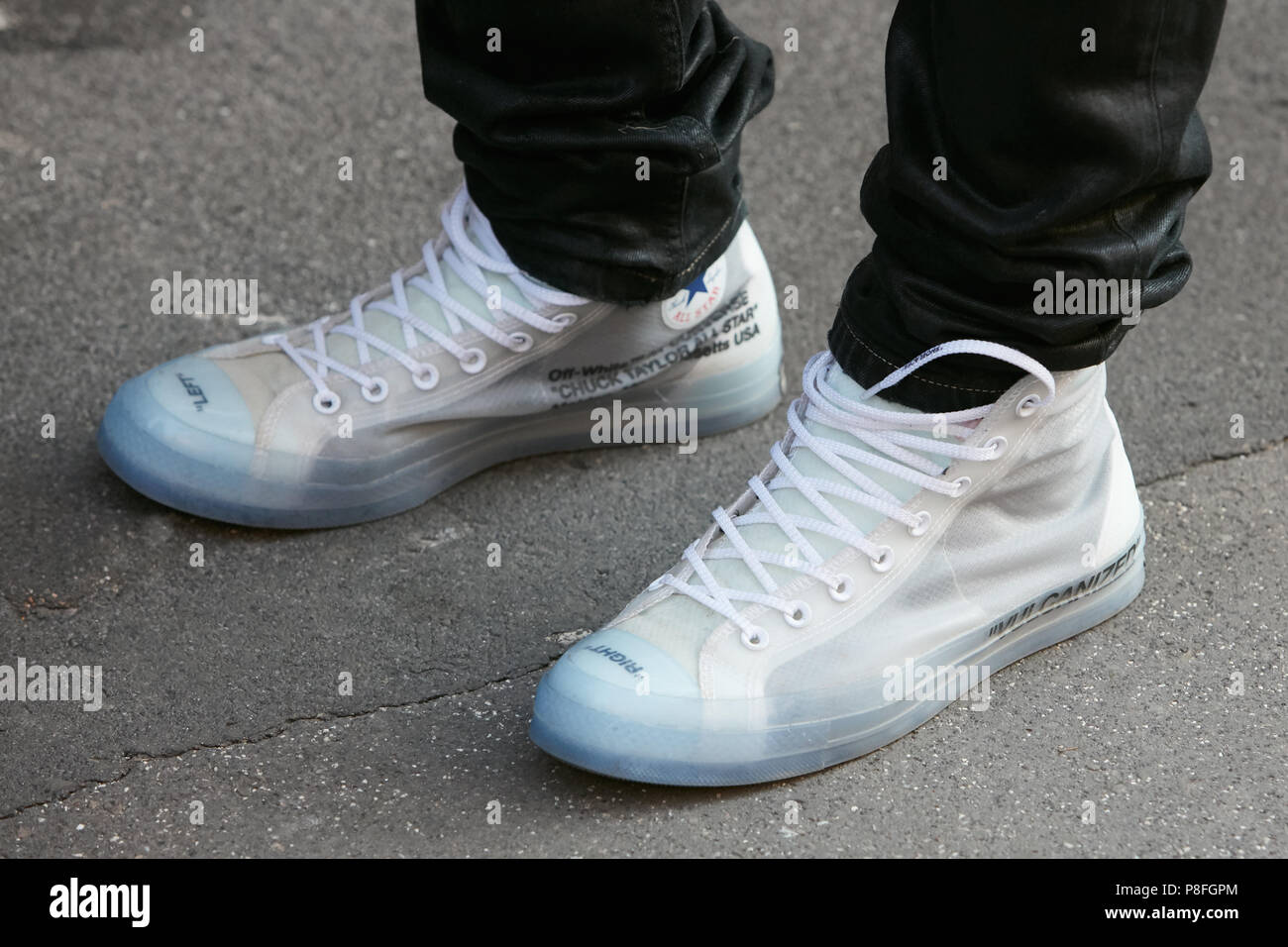 Milán - 17 DE JUNIO: Hombre con conversar Off White blanco transparente  zapatos antes de Prada Fashion