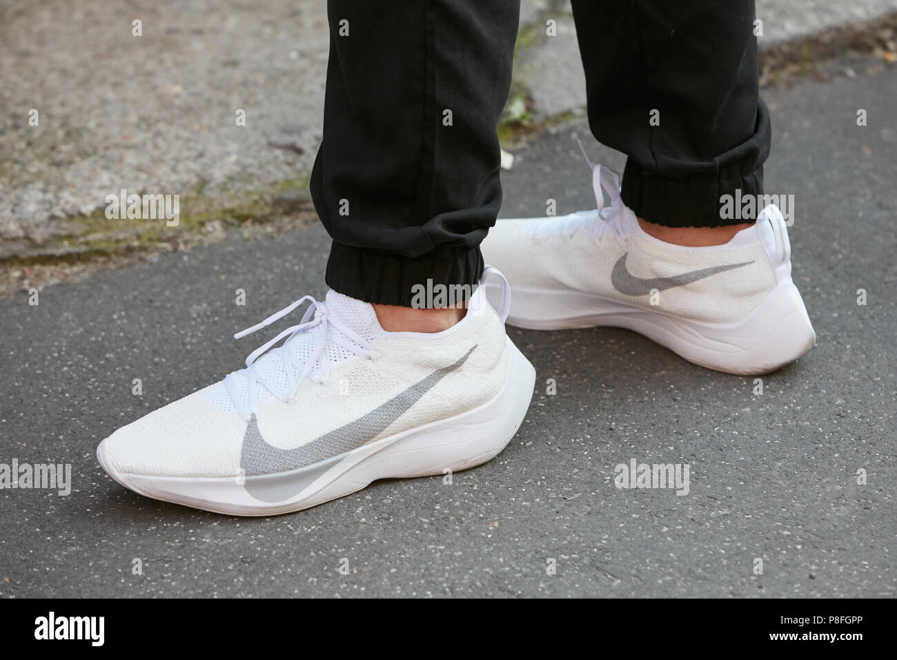 desenterrar Descifrar mesa Milán - 17 DE JUNIO: Hombre con Nike sneakers blanco antes de Prada Fashion  Show, la Semana de la moda de Milán street style el 17 de junio de 2018, en  Milán