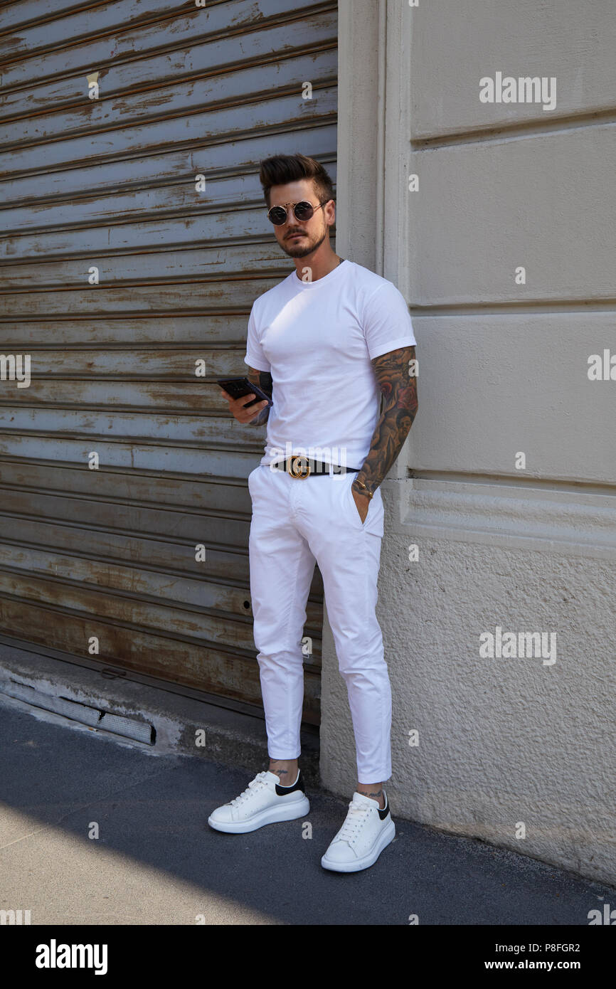 Milán - 17 DE JUNIO: con pantalones blancos, camisa cinturón Gucci antes de que Isabel Benenato Fashion Show, la Semana de la moda de Milán street style el 17 de
