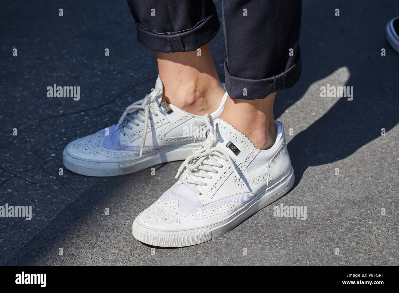 Milán - 17 DE JUNIO: Hombre con Philipp Plein blanco antes de zapatos de  cuero de Prada Fashion Show, la Semana de la moda de Milán street style el  17 de junio