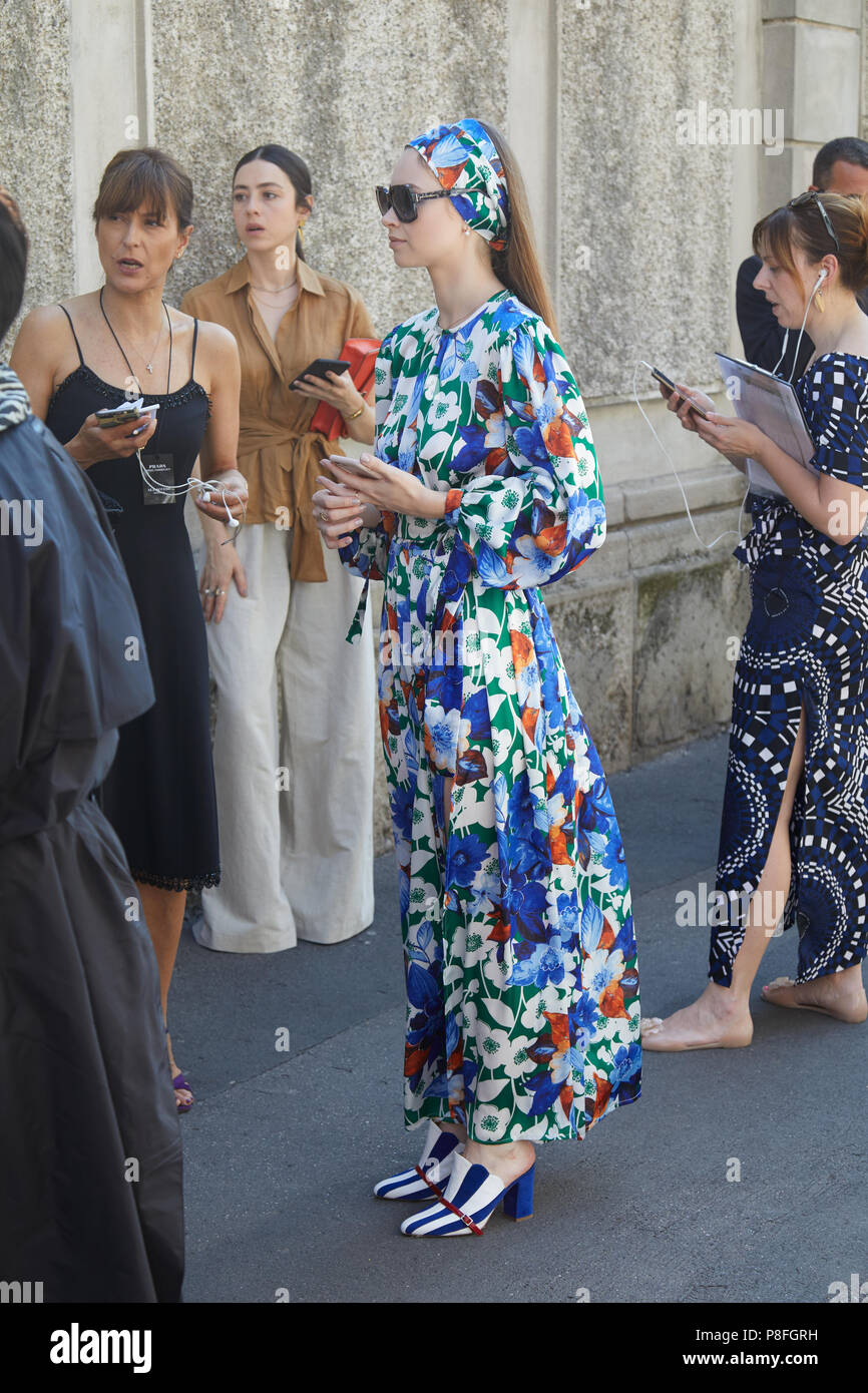 Milán - 17 DE JUNIO: mujer con vestido azul floral antes de Prada Fashion  Show, la Semana de la moda de Milán street style el 17 de junio de 2018, en  Milán