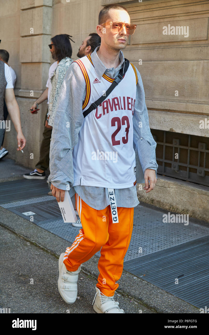 Milán - 17 DE JUNIO: Hombre con Cavaliers y pantalón naranja antes Prada Fashion Show,